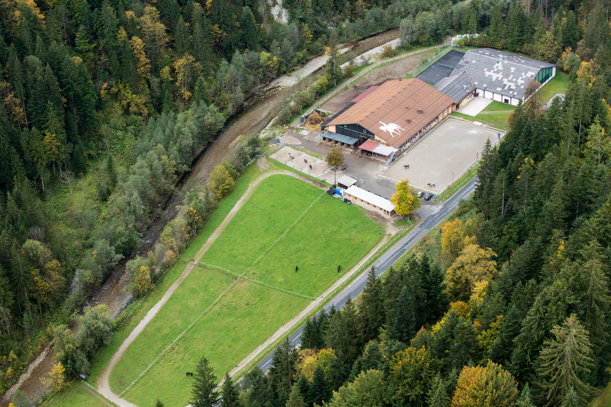 Anlage des Reitgut Lammertal aus der Vogelperspektive | © CH. Wirth Luftbild GmbH